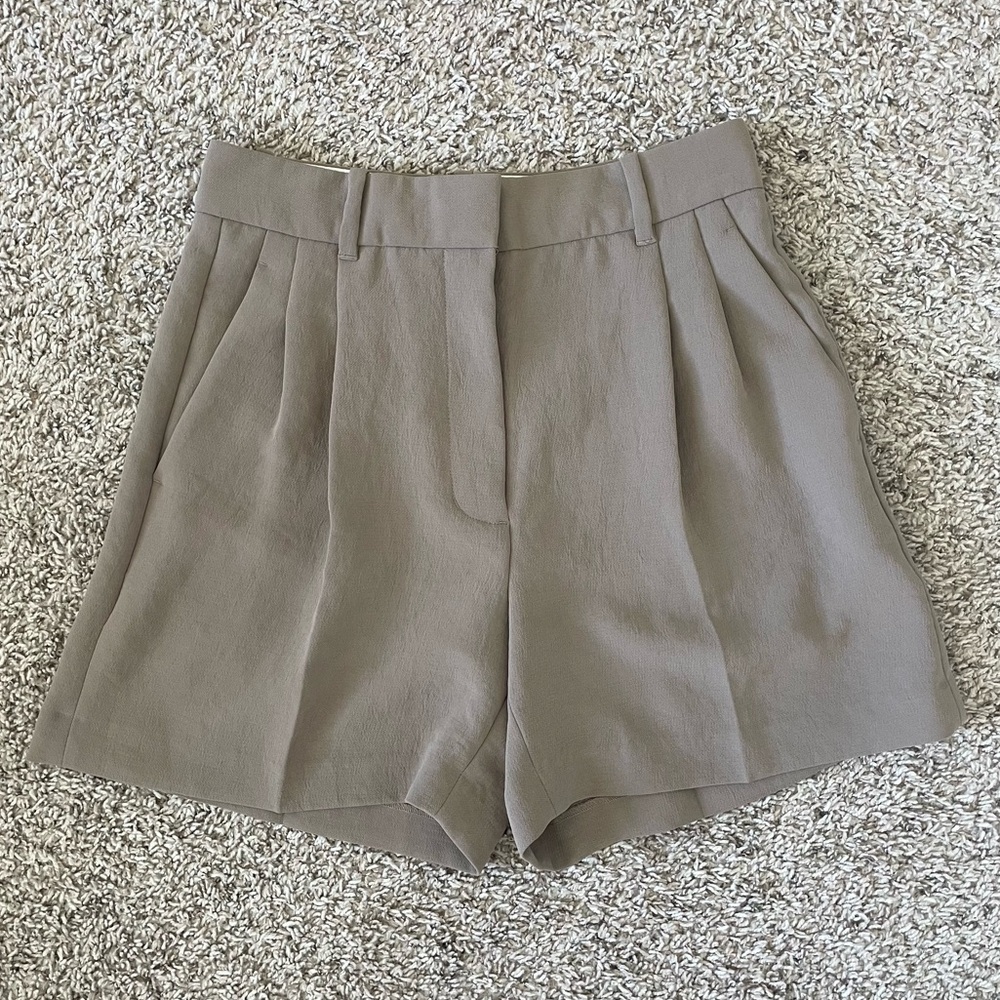 Aritzia Effortless Shorts in Nomad Taupe